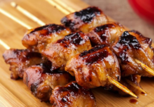 Photograph of keto friendly chicken kabobs to illustrate summer vacation food. Click to learn about getting a customized keto diet plan designed based on your activity level, food preferences, weight goals, and other personal criteria.